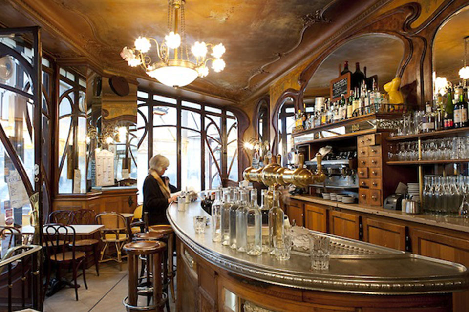 Interiorismo y sillas de madera. Descubre las sillas de madera que te recordarán el ambiente acogedor de los cafés parisinos. Déjate seducir...