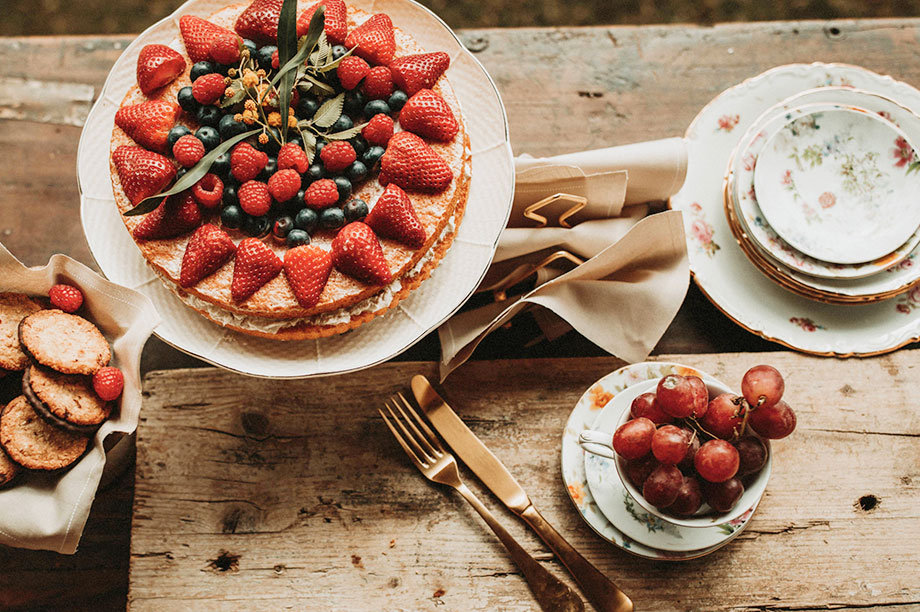 Te sugerimos cuatro tipos de mesas con los que decorar tu cocina. Te contamos cómo dotar de personalidad a tu espacio para cocinar y comer.