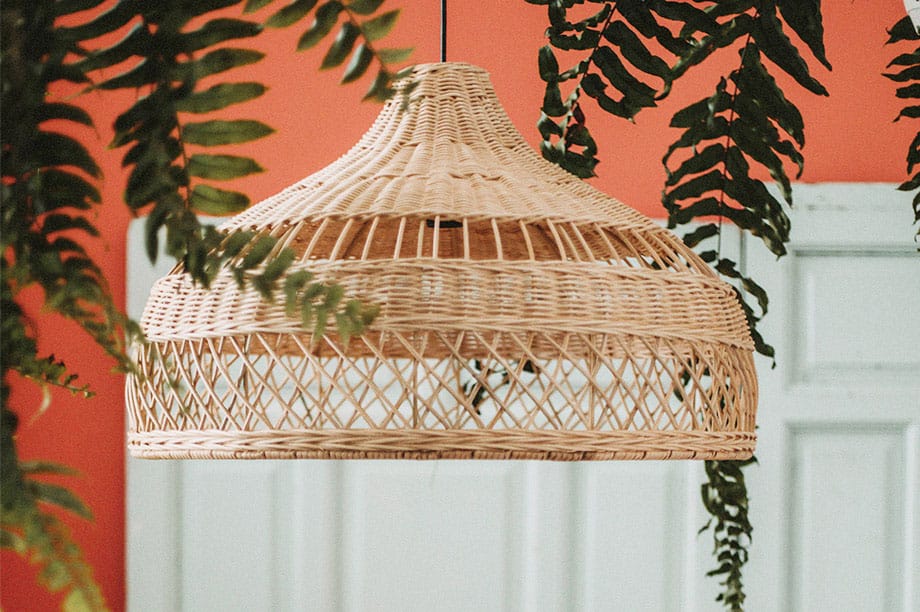 Lámparas de rattan de tendencia ideales para todos los estilos. Las lámparas de rattan de techo y de pie se han convertido en las reinas de la temporada.