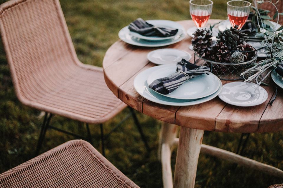 accesorios de mesa, mesa de madera en el exterior