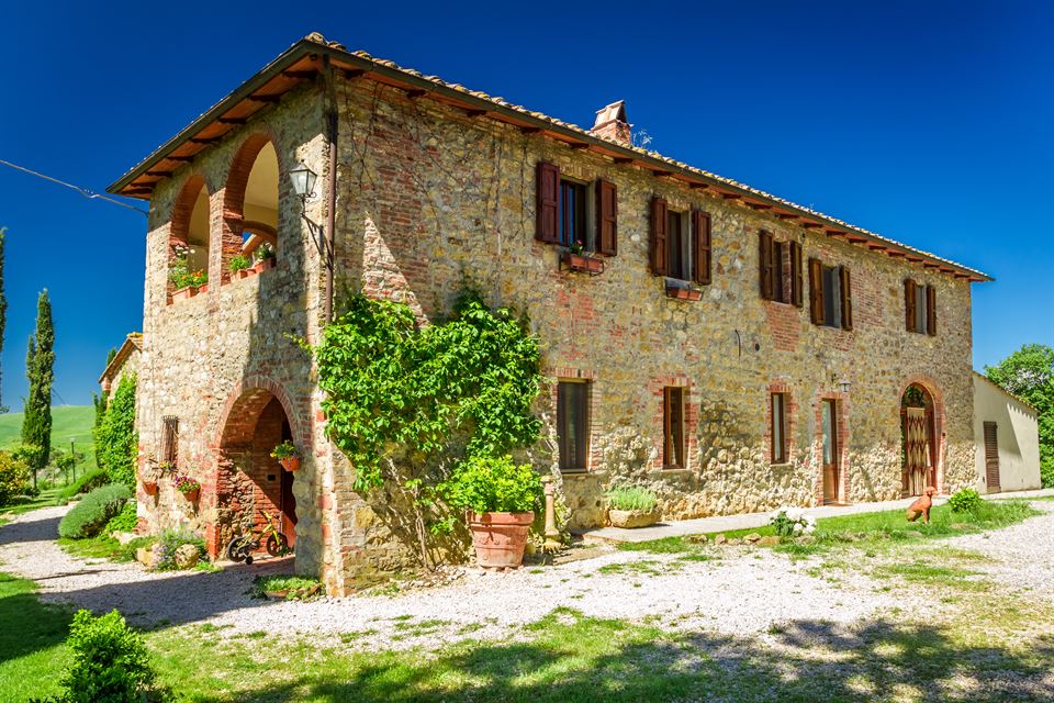 Los muebles rústicos imprescindibles para decorar este otoño. casa rural de piedra